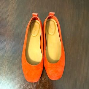 Burnt orange velvety flats 🥿